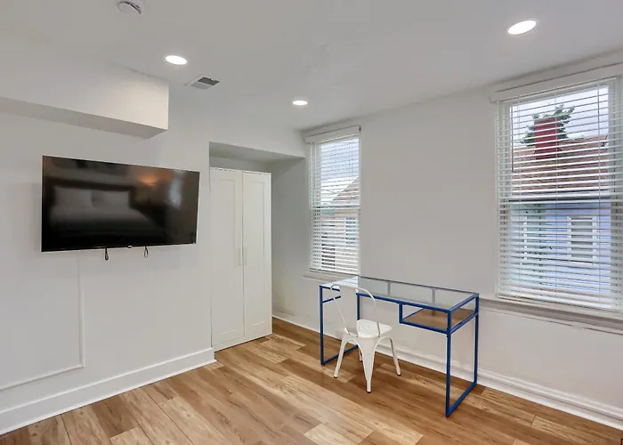 Troy Hill 2b Modern Private Bedroom With Shared Bathroom *