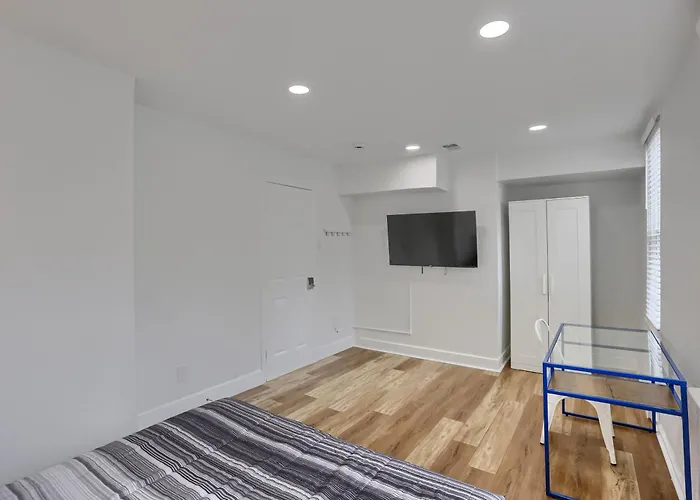 Troy Hill 2b Modern Private Bedroom With Shared Bathroom Habitación en casa particular