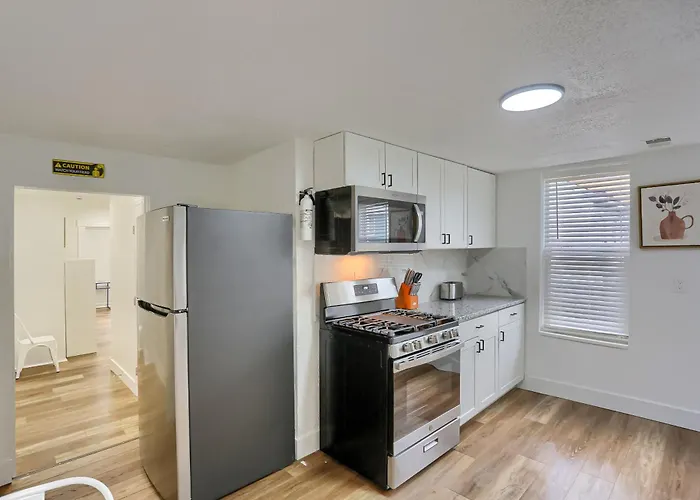 Troy Hill 2b Modern Private Bedroom With Shared Bathroom