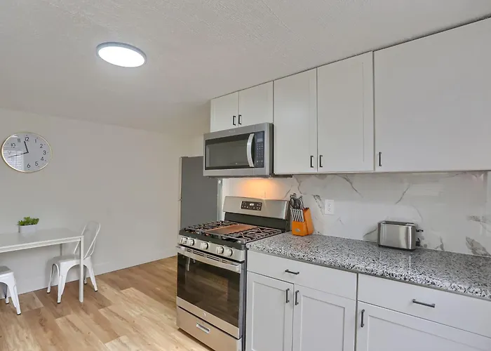 Troy Hill 2b Modern Private Bedroom With Shared Bathroom * Pittsburgh
