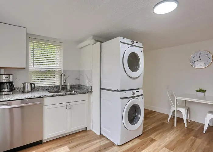 Troy Hill 2b Modern Private Bedroom With Shared Bathroom * Pittsburgh